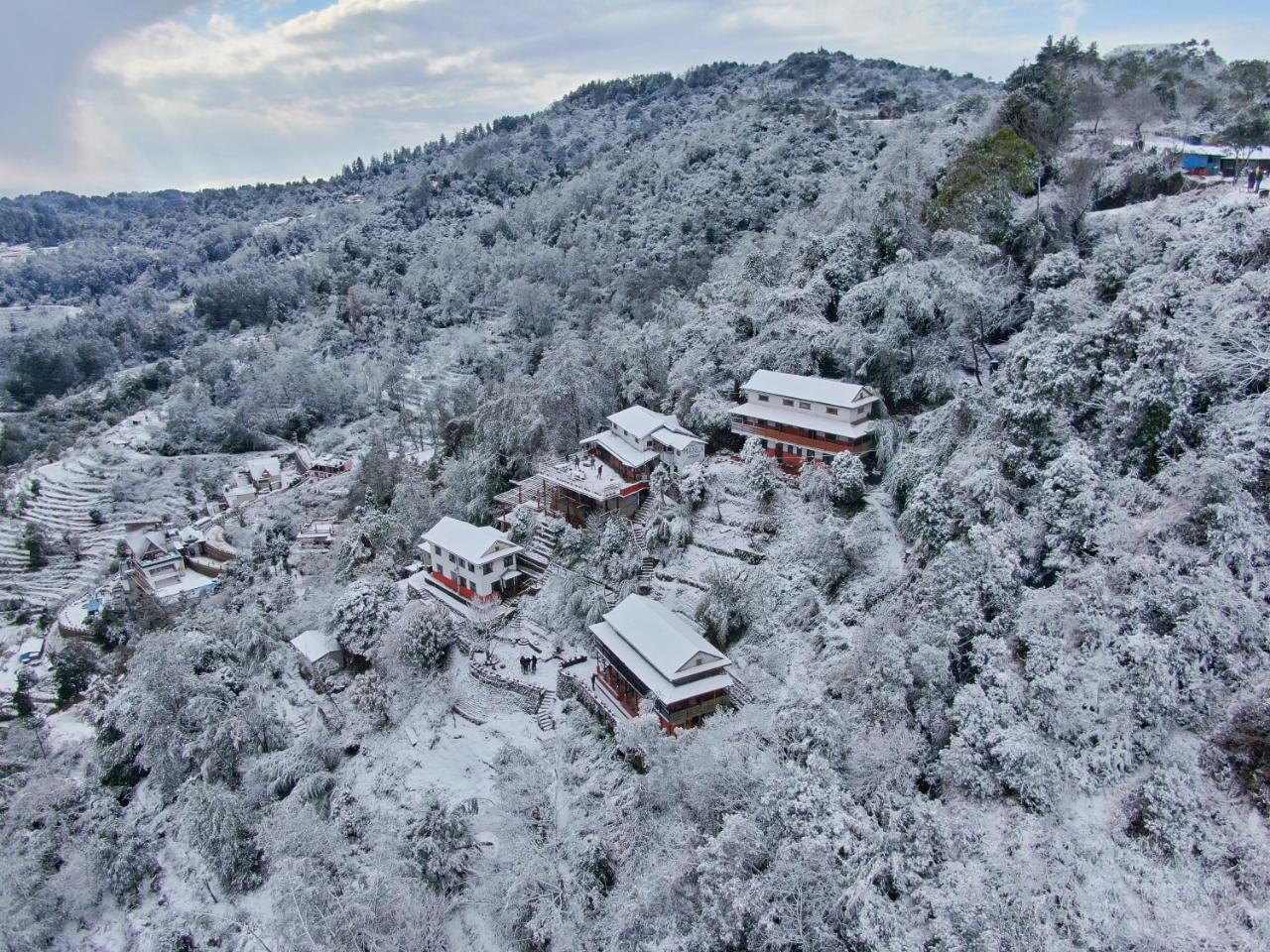 Everest Manla Resort Нагаркот Экстерьер фото